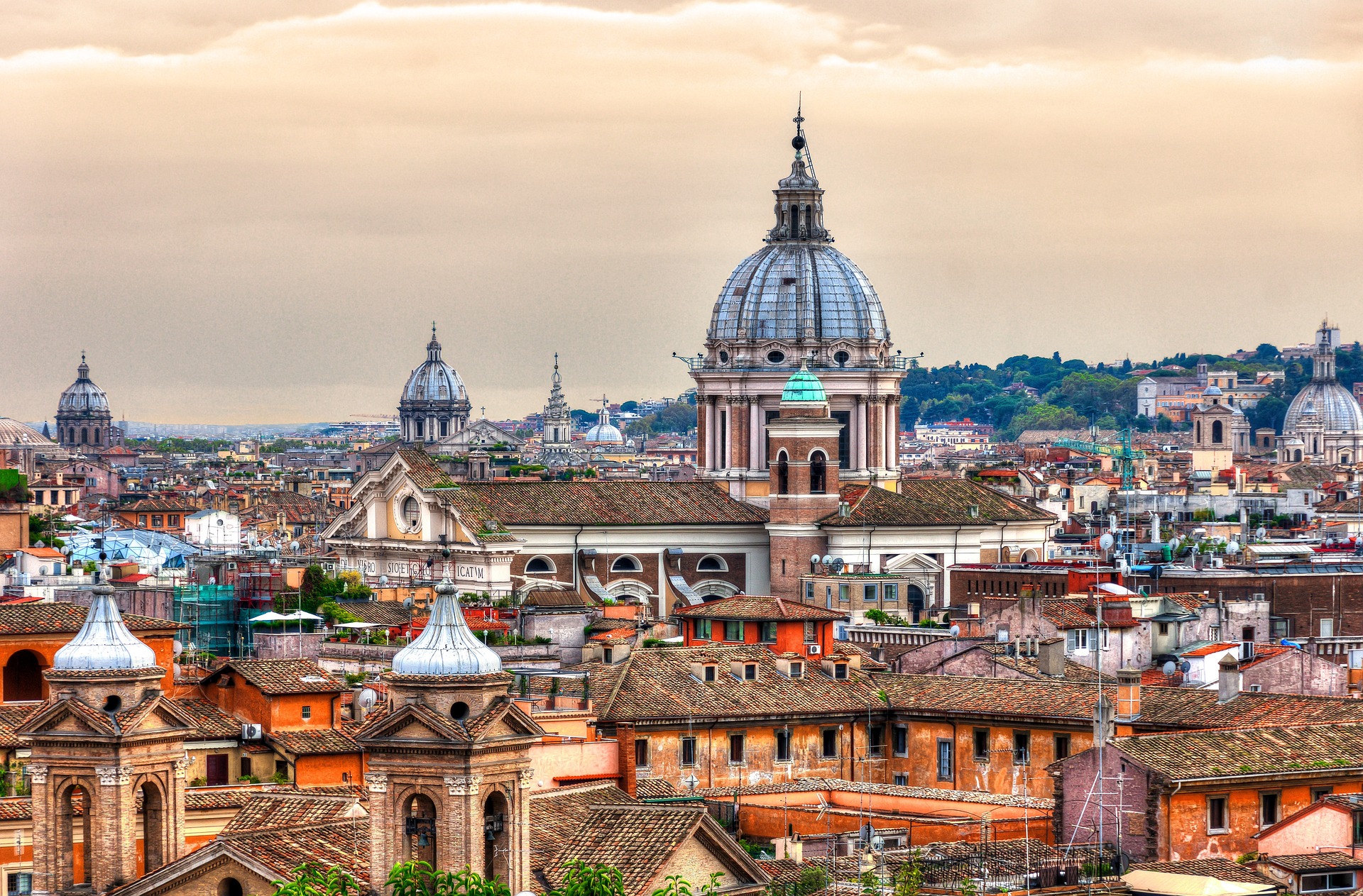 Rom Stadt. Die Kuppel einer Kirche in Italien's Metropole.