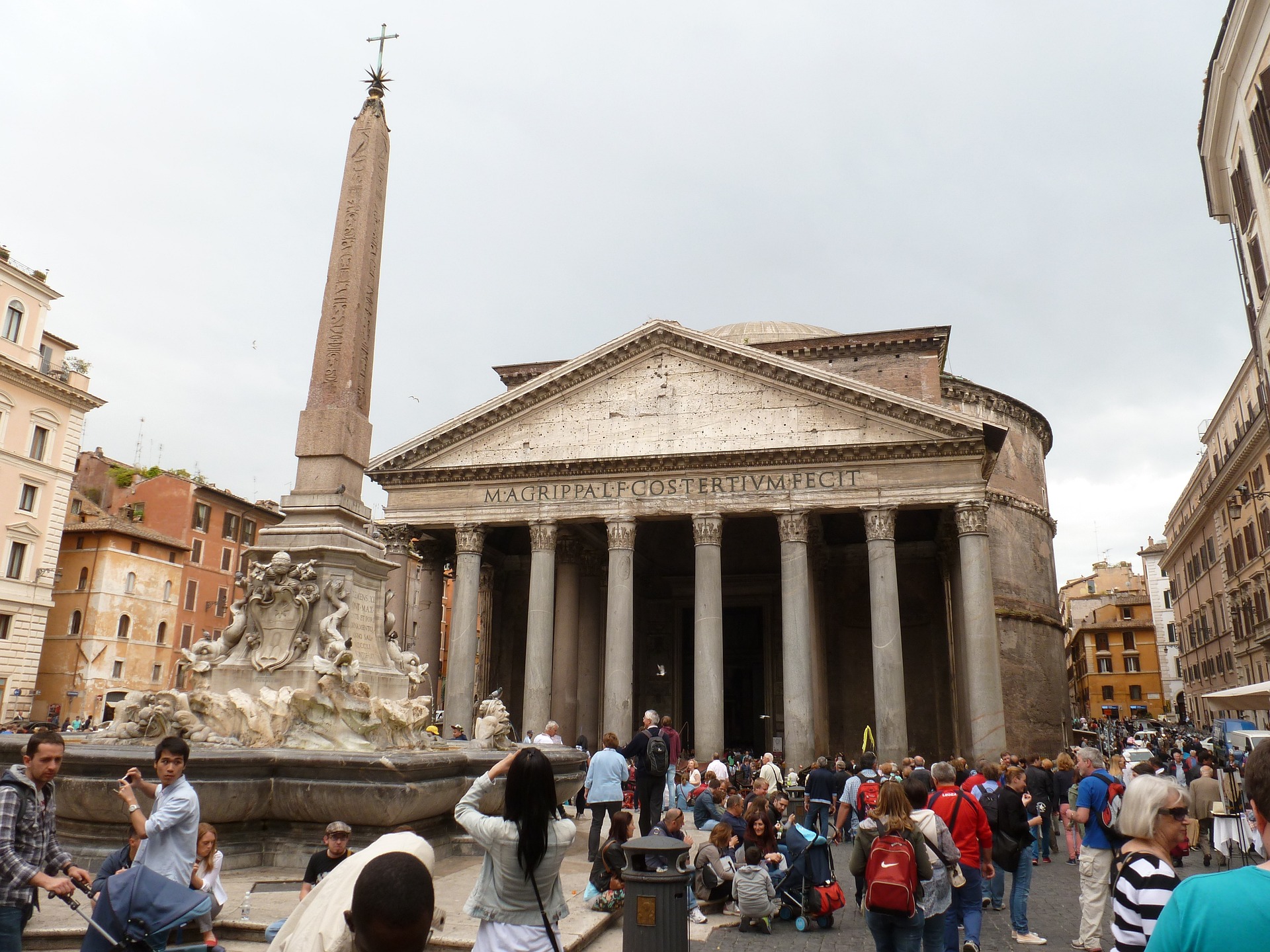 Pantheon: Tempel der römischen Götter im antiken Rom 33 Pantheon - Tempel fĂŒr die römischen Götter im antiken Rom.