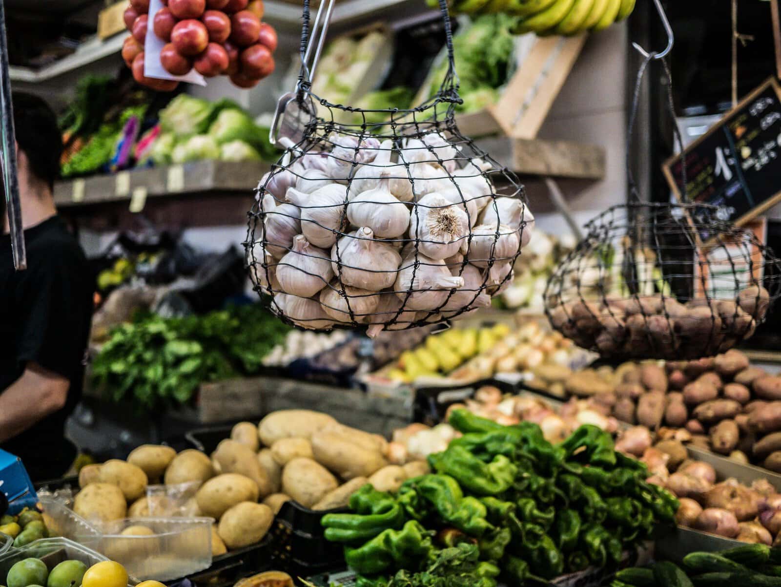 Frische Knoblauchknollen im Netz am Mercato di Testaccio in Rom.