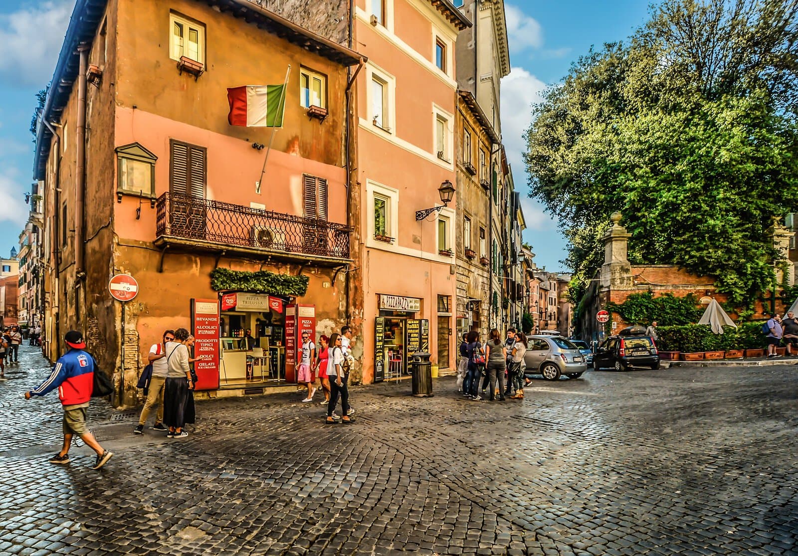 Enge, efeubewachsene Gasse im römischen Viertel Trastevere.