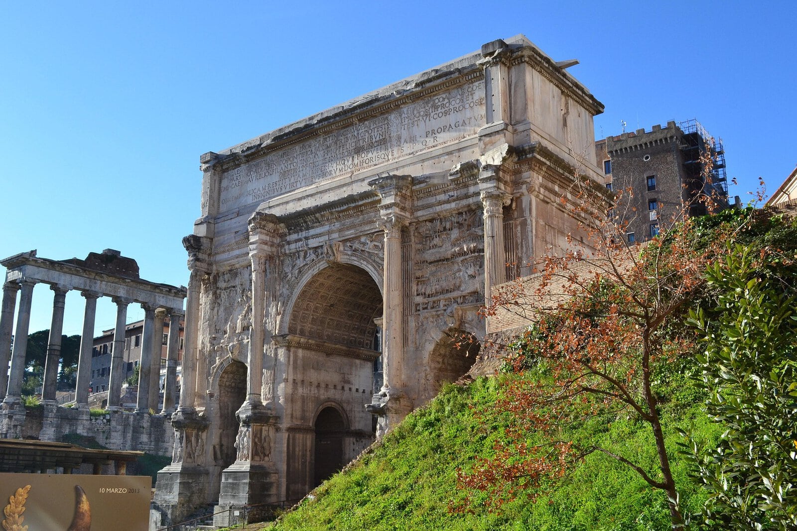Forum Romanum & Palatin in Rom: Tickets, Öffnungszeiten & Tipps 2026 9 Blick über das Forum Romanum in Rom vom Palatin mit antiken Tempeln und Ruinen
