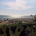 Der Sandstrand von Sperlonga mit der weißen Altstadt auf dem Felsen, ein Badeort bei Rom