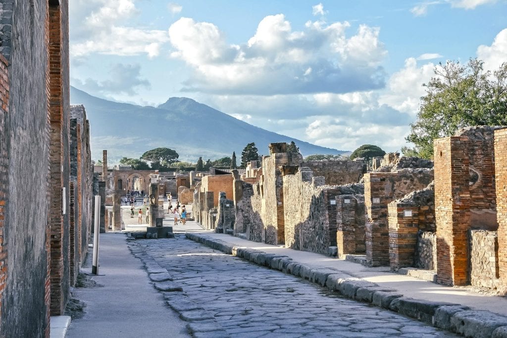 Pompeji ab Rom: Tagesausflug, Anreise & Tickets 2026 19 Ruinen von Pompeji mit dem Vesuv im Hintergrund